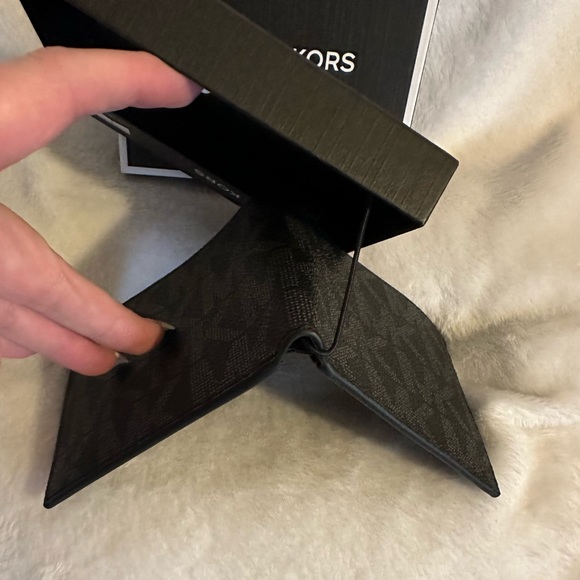 ๐ Michael Kors slim bifold wallet - Picture 4 of 8